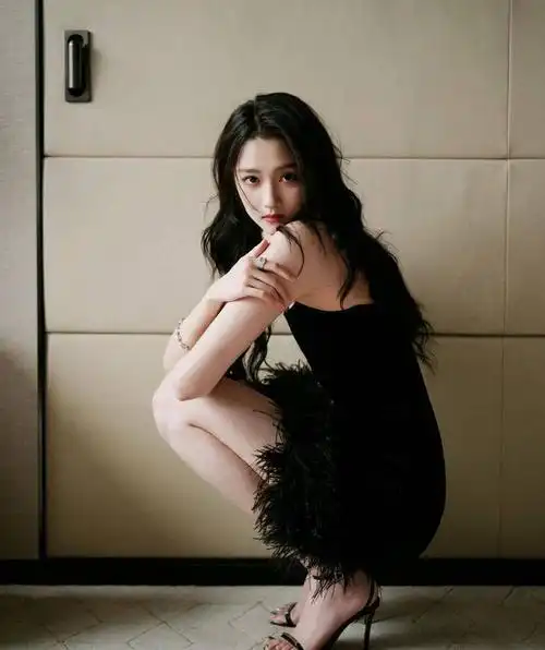 近日,关晓彤出席活动照片释出,图中她穿黑色丝绒羽毛裙,身材管理超好