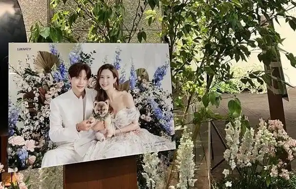 五月六日,李多海与歌星老公谢文结婚,两人谈了八年的恋爱,谢文亲眼