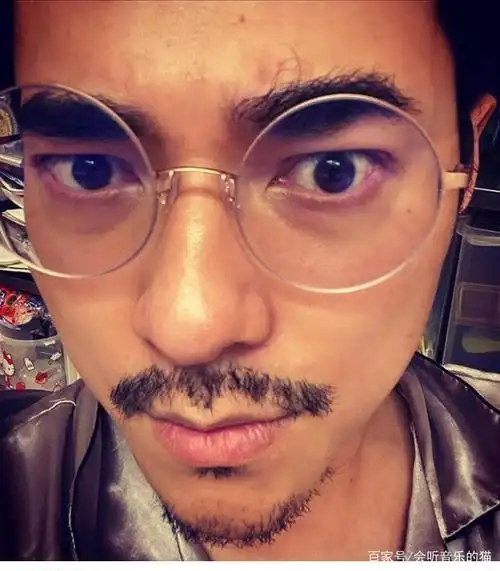 在流行期,李晨变成了"渣"雄性,他在家学习食物