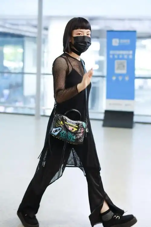 吴莫愁可真敢穿黑色吊带连身装配透视罩衫欧美风穿搭新潮大胆