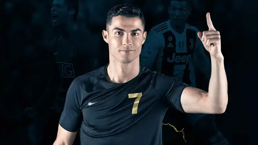 c罗结束假期返回都灵 备战热刺友谊赛_手机新浪网