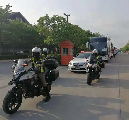 由泰国皇家警察开道迎接远到的中国朋友
