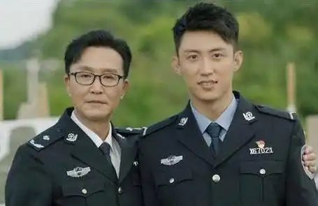 作为剧中绝对的主角,李飞有着很多戏份,首先在形象上黄景瑜是很让观众