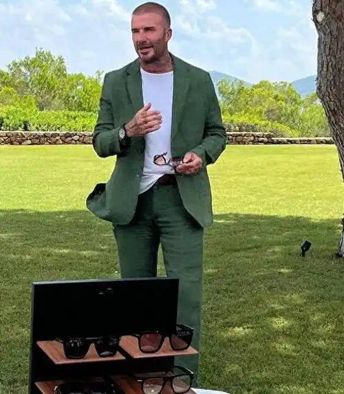 75后贝克汉姆,穿绿色西服戴墨镜彰显成熟男人味,仨儿子都没他帅_西装