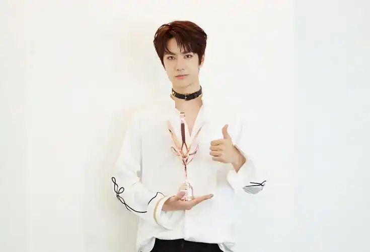 王一博打工人路透换风格,录制《天天向上》,戴眼镜穿毛衫太帅了