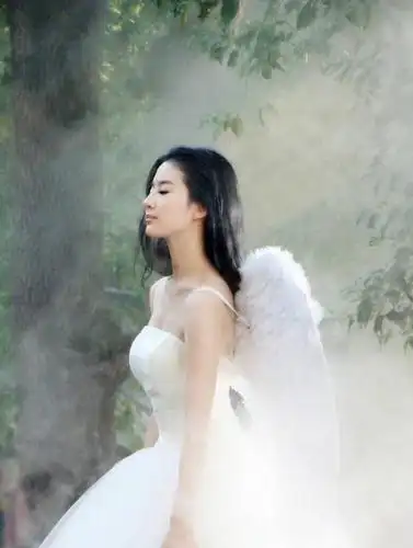 刘亦菲的仙女气质华丽转变,一身天使服宛如童话里的天使 猪猪聊娱乐