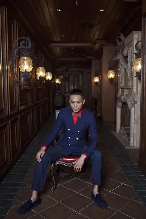 p>高虎,1974年4月25日出生于山东省青岛市,中国内地男演员,毕业于