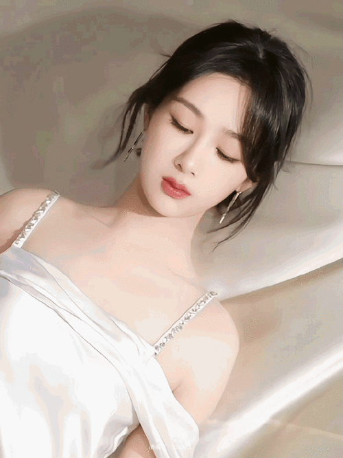 杨紫白色露背裙