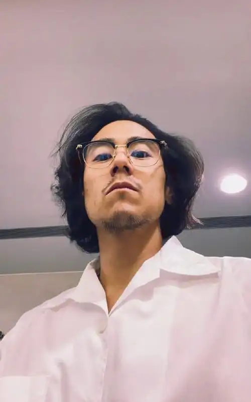 我的正能量偶像彭于晏#彭于晏的最新自拍,黑框眼镜 大胡子 偏分长发