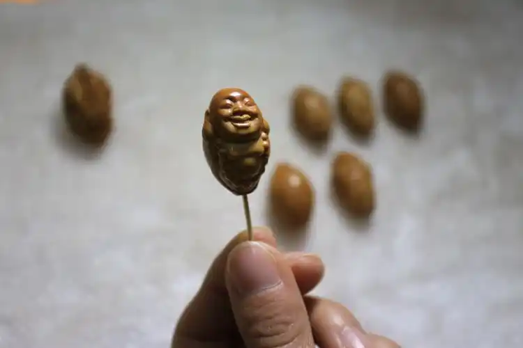 郑州男子20年钻研微雕技艺 一件作品万元以上