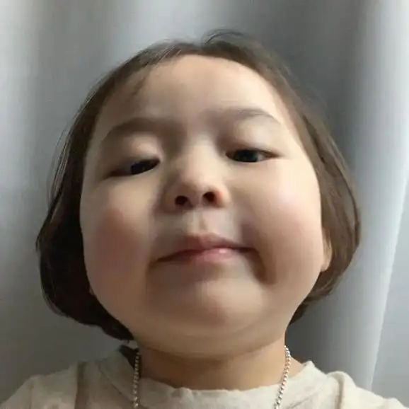 4岁女孩表情包走红,治愈成年人的不开心