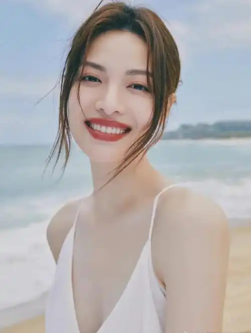 钟楚曦开播《我要逆风去》令人惊艳,14秒换3套衣,网友纷纷点赞!