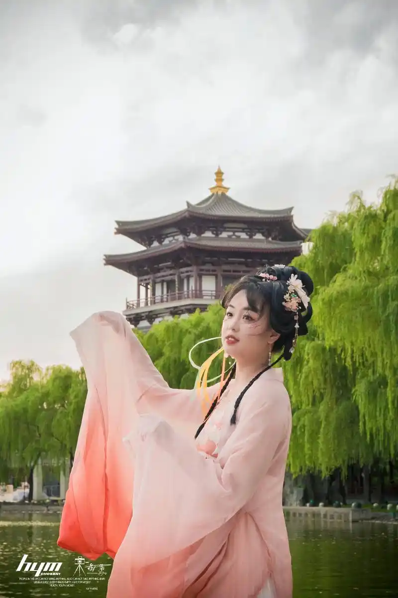 端午节当然要穿汉服啦!穿上古装,化身古代美女,在大唐芙蓉园 - 抖音