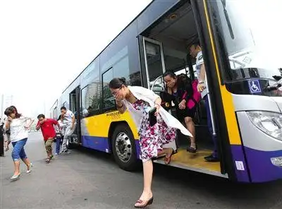 开展公交车反恐防暴演练,公交司售人员疏导"乘客"从公交车前后门下车