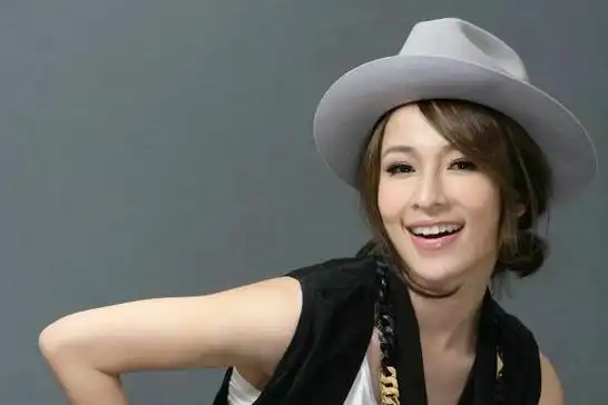 萧亚轩直播接吻曾谈过17个男友有一种女人只会越活越有魅力