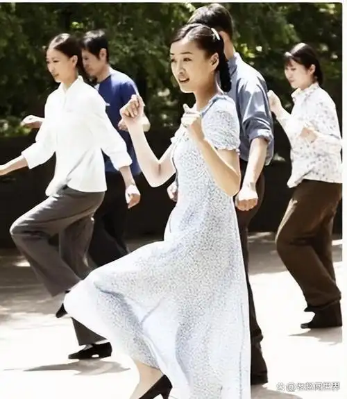 一婚嫁外交官,二婚嫁美国律师,为女儿离婚,65岁比刘亦菲漂亮