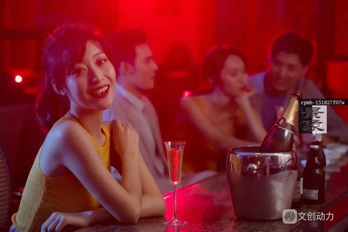 青年人在酒吧喝酒欢呼