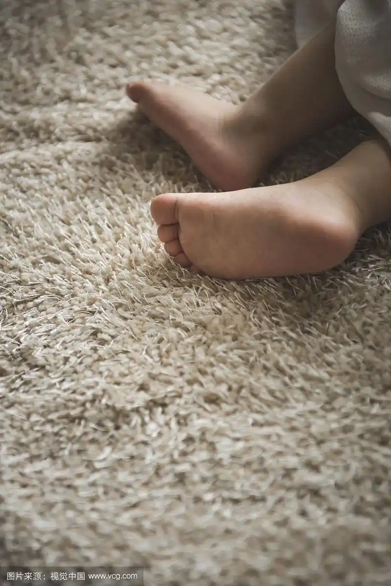 小女孩的脚的特写