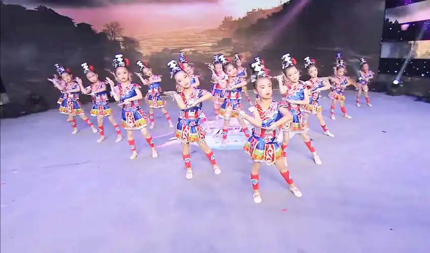 闪耀童星 安顺市红舞鞋舞蹈培训学校《童年叮叮当》