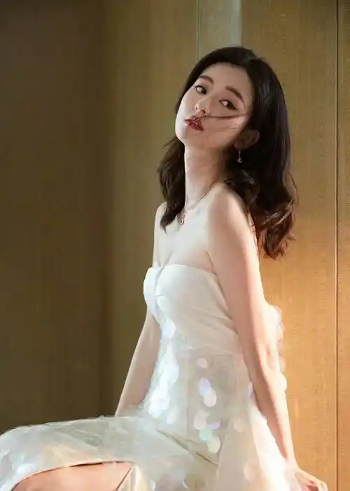 乔欣在上海的表现太惊艳了!小黑裙遮不住"小姐姐"魅力,半截腰让人羡慕