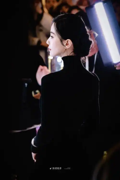 背薄且没有富贵包,有多美多优雅多气质多显年轻,具体请看刘诗诗我真的