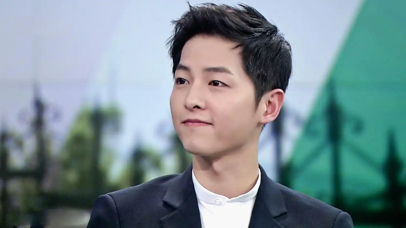 宋仲基kbs新闻访谈现场图片电脑桌面壁纸下载