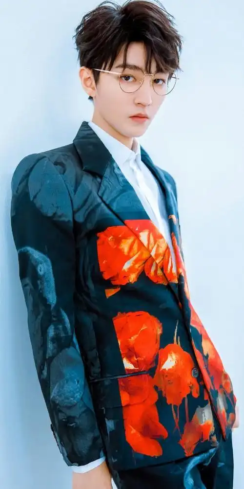 *王俊凯 金丝眼镜的加持,禁欲系少年绝了#ip风向标##王俊凯