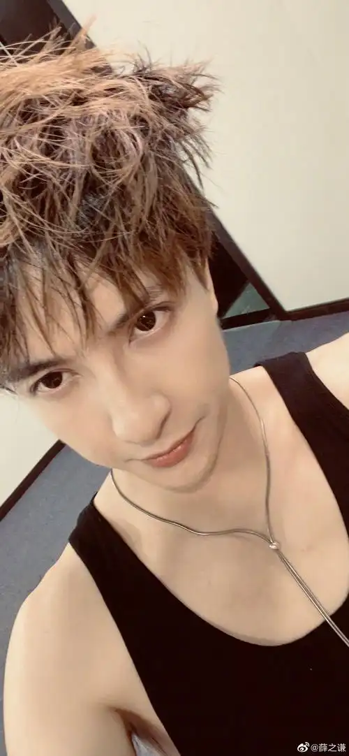 薛之谦发博晒自拍表示自己还没放假