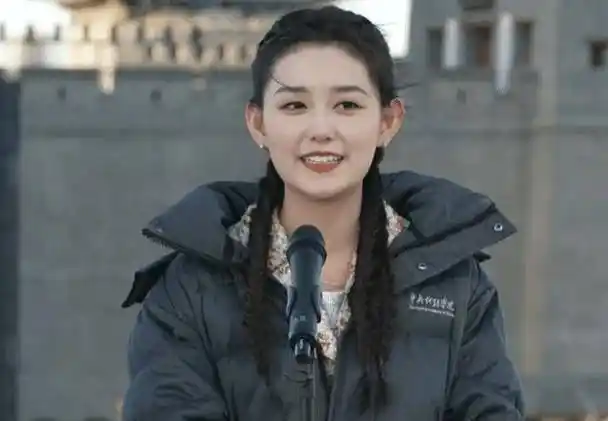 原创蒋依依穿中戏羽绒服参加活动生图发量厚实央视镜头下依然漂亮