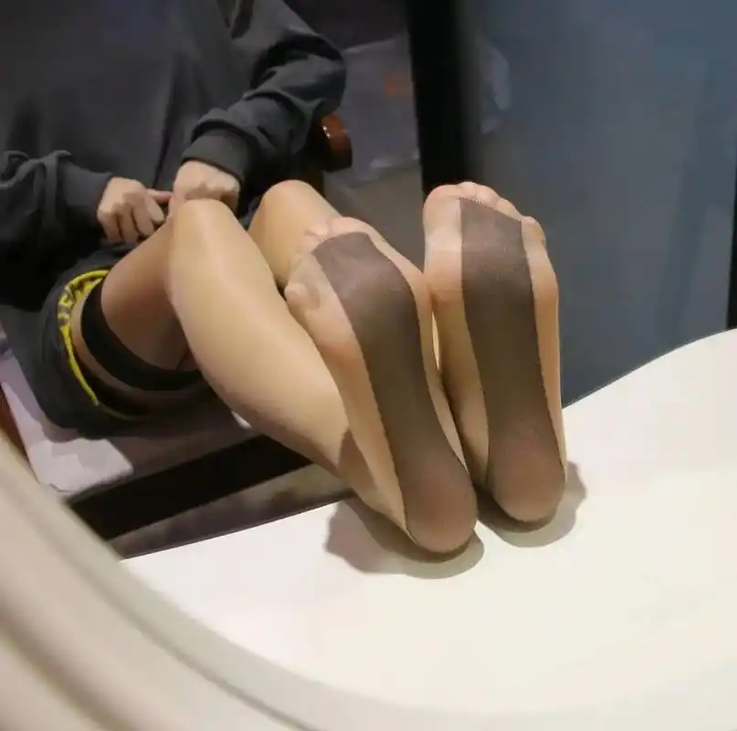 丝袜#肉丝 #无处安放的小jio #女生的脚 #自由的小脚丫 - 抖音