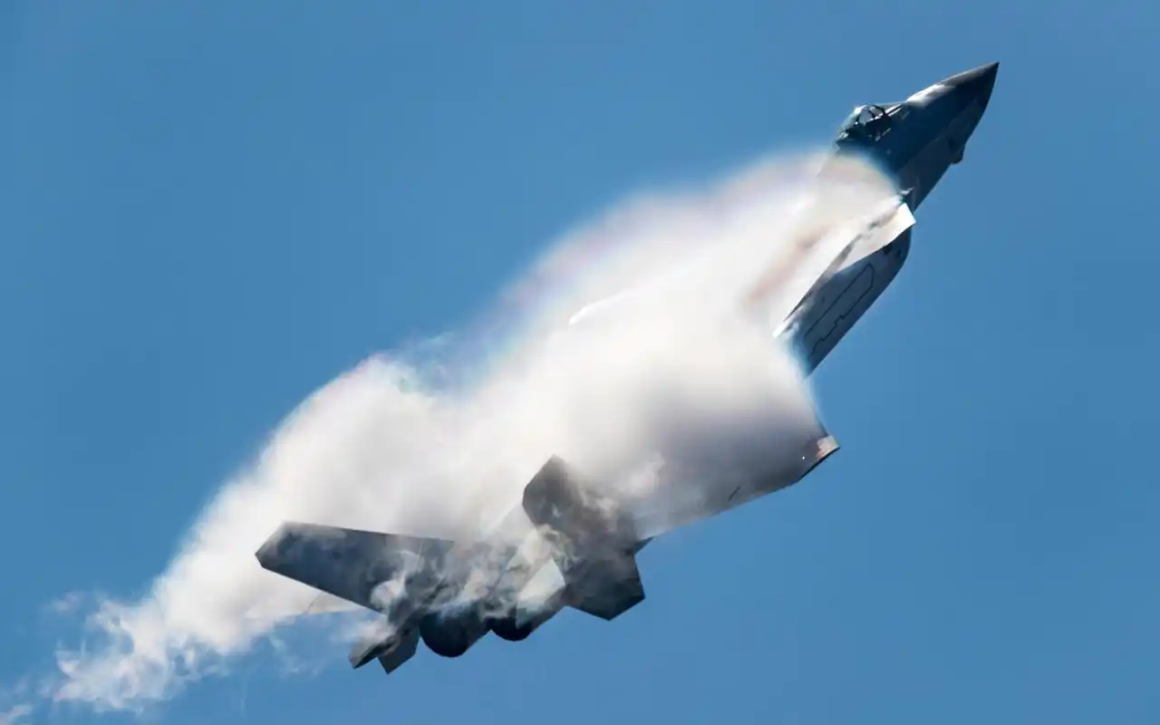 歼20战斗机高清电脑桌面壁纸