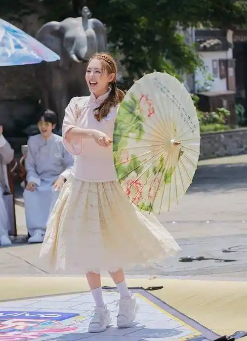 张雨绮穿旗袍录《快本》,与吴昕同扮民国女学生,穿出不同风情_设计