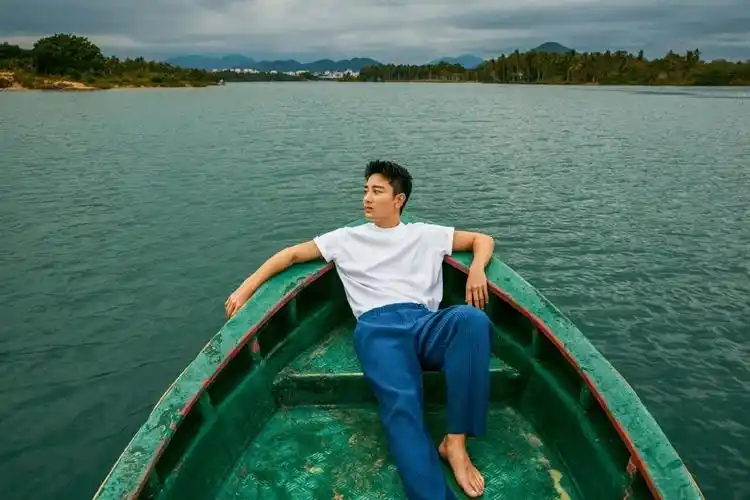 贾乃亮写真大片释出泛舟湖上轻松惬意