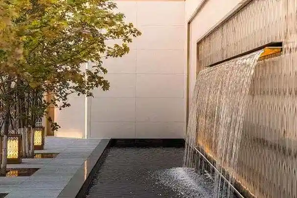这是一个现代化的流水景墙,适合小庭院,简单的流水可以聚财同样的中式