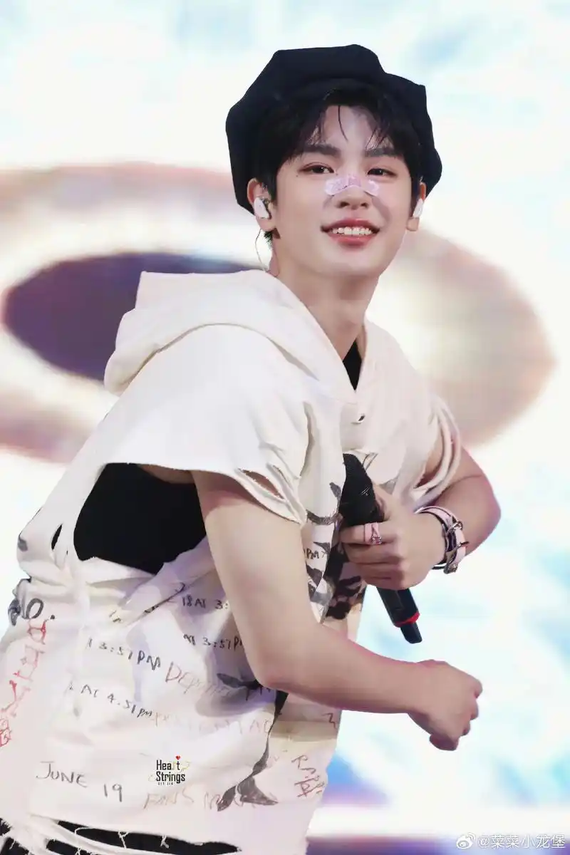 黄明昊justin #养成系 #追星 #治愈系笑容 #笑起 - 抖音