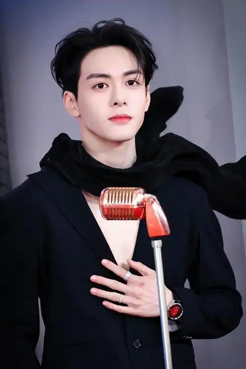 优雅星踪#演员@曾舜晞joseph佩戴@浪琴表军旗复刻系列月相腕表龙年