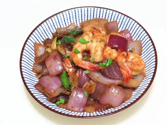 洋葱炒虾仁所需材料:洋葱,虾仁,葱,生抽,盐,花生油具体做法:洋葱去皮