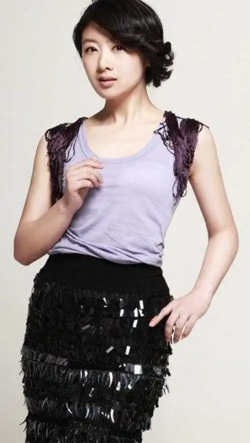 李佳璘唯美时尚写真照,气质优雅,甜美可人