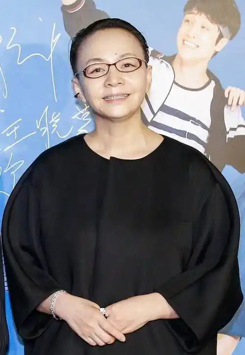 女人年纪大了就别穿太花哨,宋丹丹的时尚,看着简单还很随便_休闲风