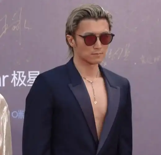 微博电影节红毯:文咏珊高冷,周冬雨曝缺陷,谢霆锋真空上阵