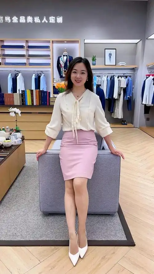 时尚不只表面:30岁女生如何用粉色包臀裙与高跟鞋展现内在魅力