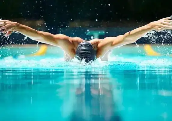 铁三奥运教练的建议:掌握多种泳姿提升表现!
