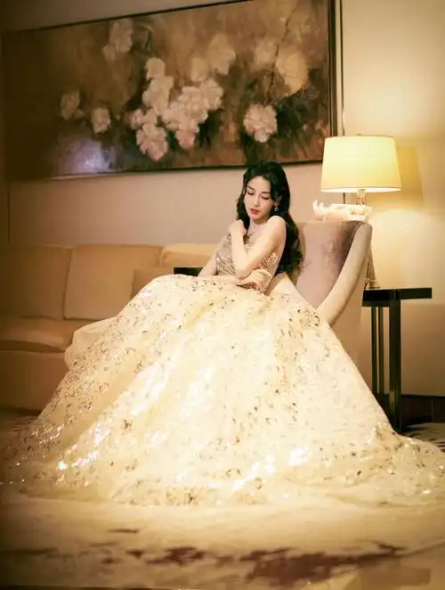 杨颖穿香槟色礼服亮相晚会勾勒绝美曲线优雅浪漫