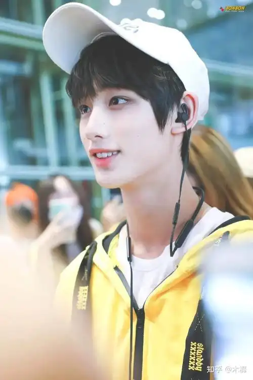 谁有丁程鑫戴帽子很英气很帅的图片