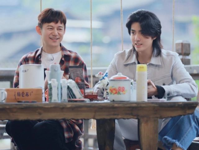 吴亦凡和张子枫的互动简直太温暖,编花绳是多少人的童年记忆呢?