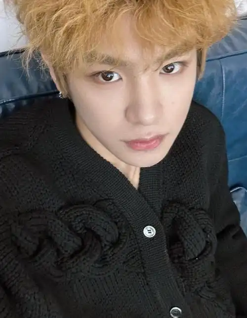 justin新闻240203黄明昊全新黄发形象亮相粉丝沸腾小黄的魅力无法挡