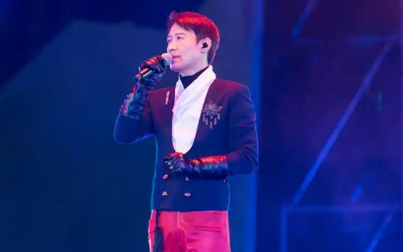 黎明香港红馆演唱会开唱,座无虚席嗨翻天,刘銮雄甘比前来捧场