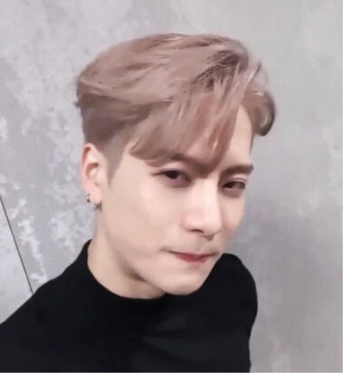 外网爆火被称内娱男菩萨30岁的王嘉尔究竟有什么魅力