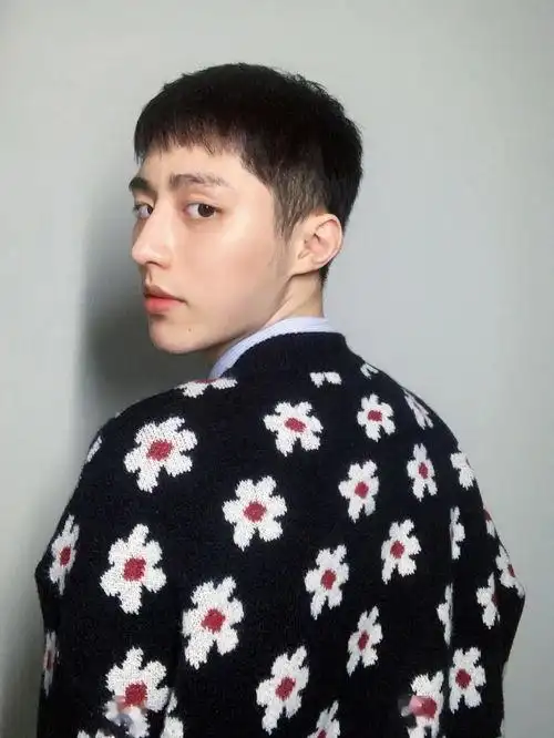 男菱形脸适合什么发型_知识 - 名片网