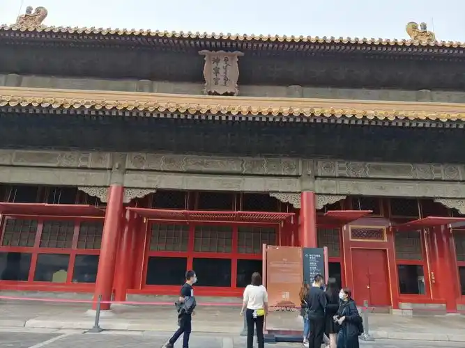 乾为天,皇帝住乾清宫;坤为地,坤宁宫便是皇帝新婚皇后住的地方了.